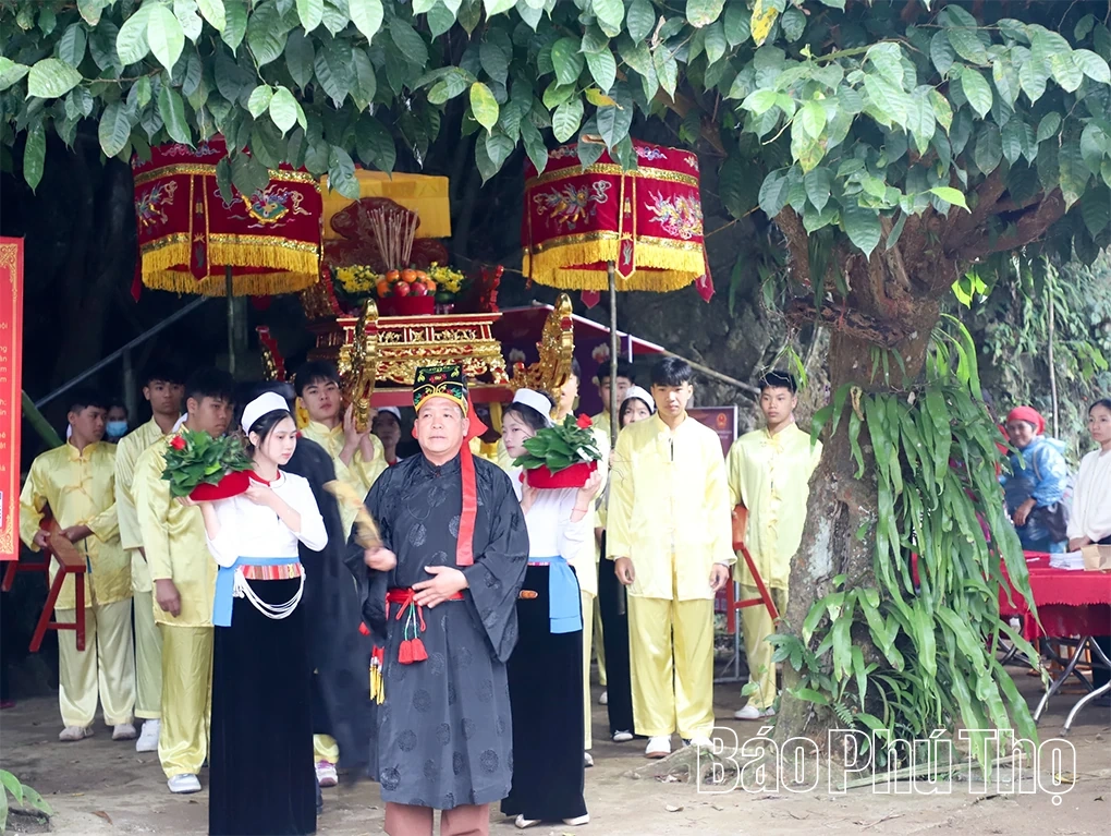 Xã Tân Lạc tổ chức lễ hội đền Khụ Chẹ và đón nhận Di sản văn hóa phi vật thể quốc gia