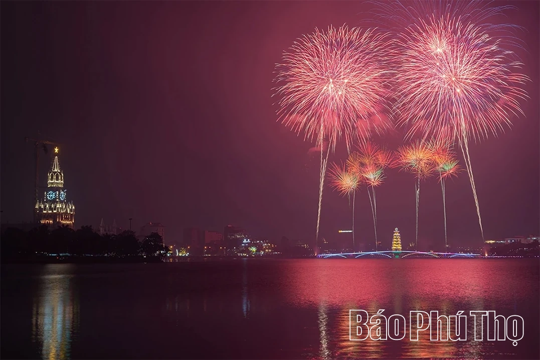 Rực rỡ pháo hoa đón chào năm mới Bính Ngọ 2026
