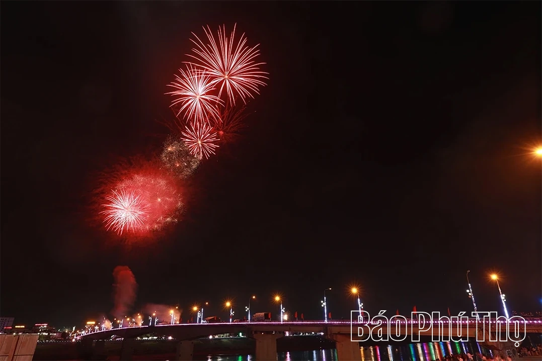 Rực rỡ pháo hoa đón chào năm mới Bính Ngọ 2026