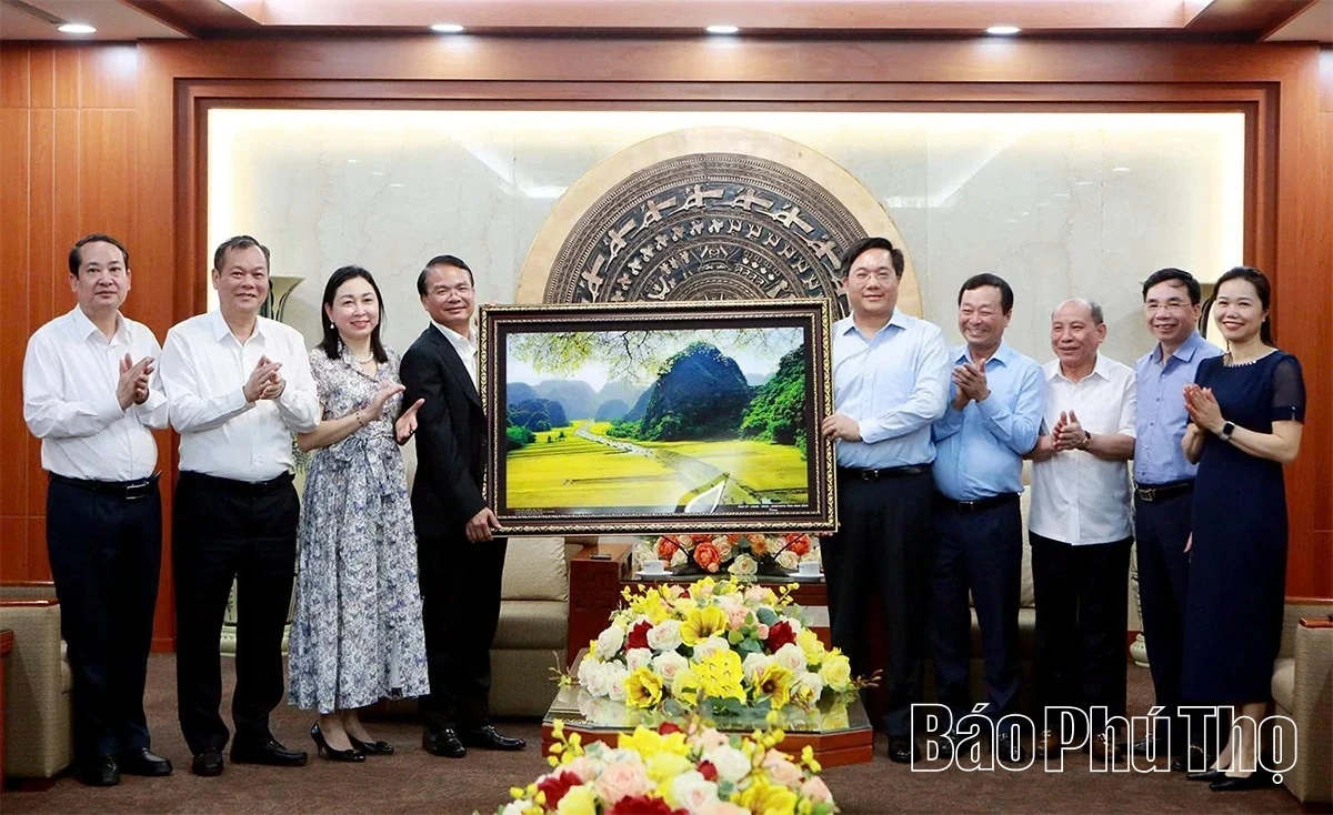 Ninh Binh Provincial Party Standing Committee Delegation Visits and Works with Phu Tho Province
