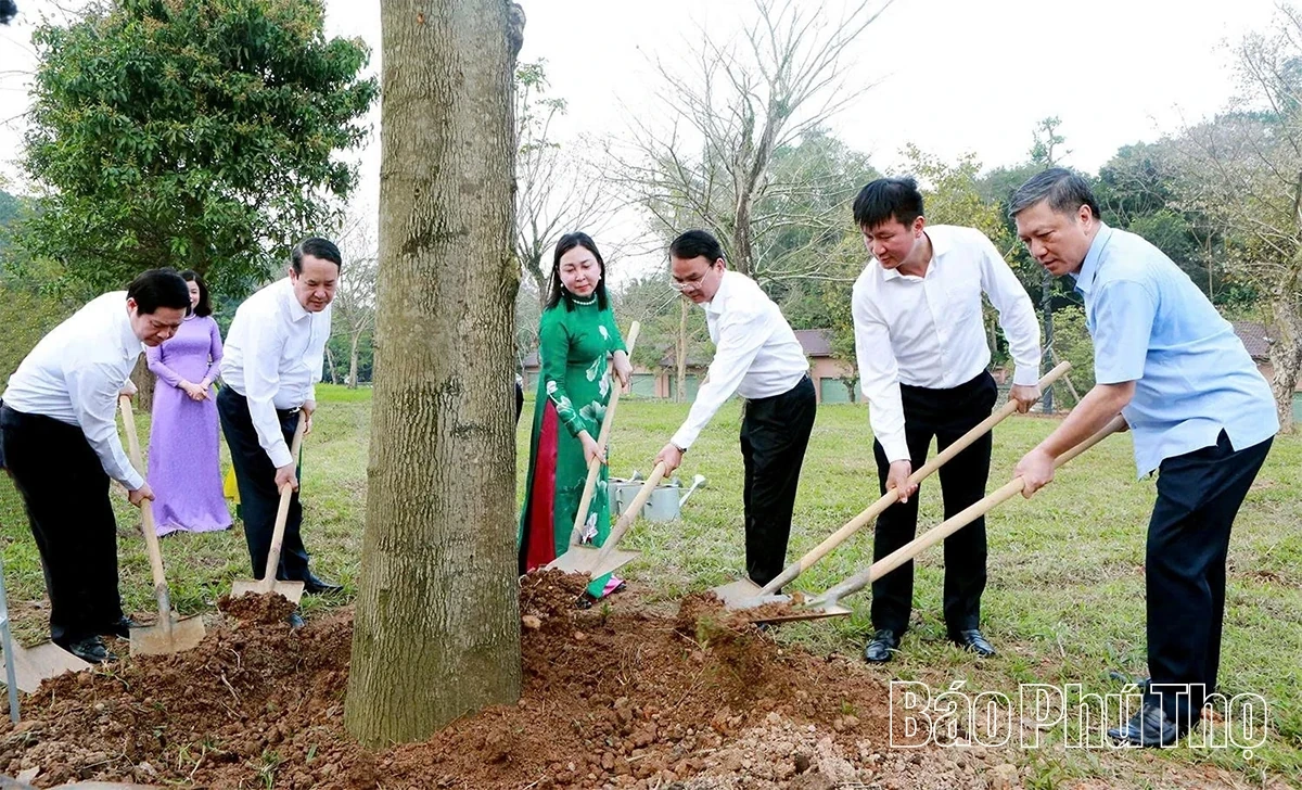 Ninh Binh Provincial Party Standing Committee Delegation Visits and Works with Phu Tho Province