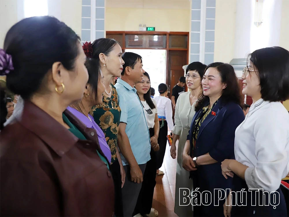 Các ứng cử viên đại biểu Quốc hội tiếp xúc cử tri, vận động tranh cử tại 8 xã khu vực Lạc Sơn