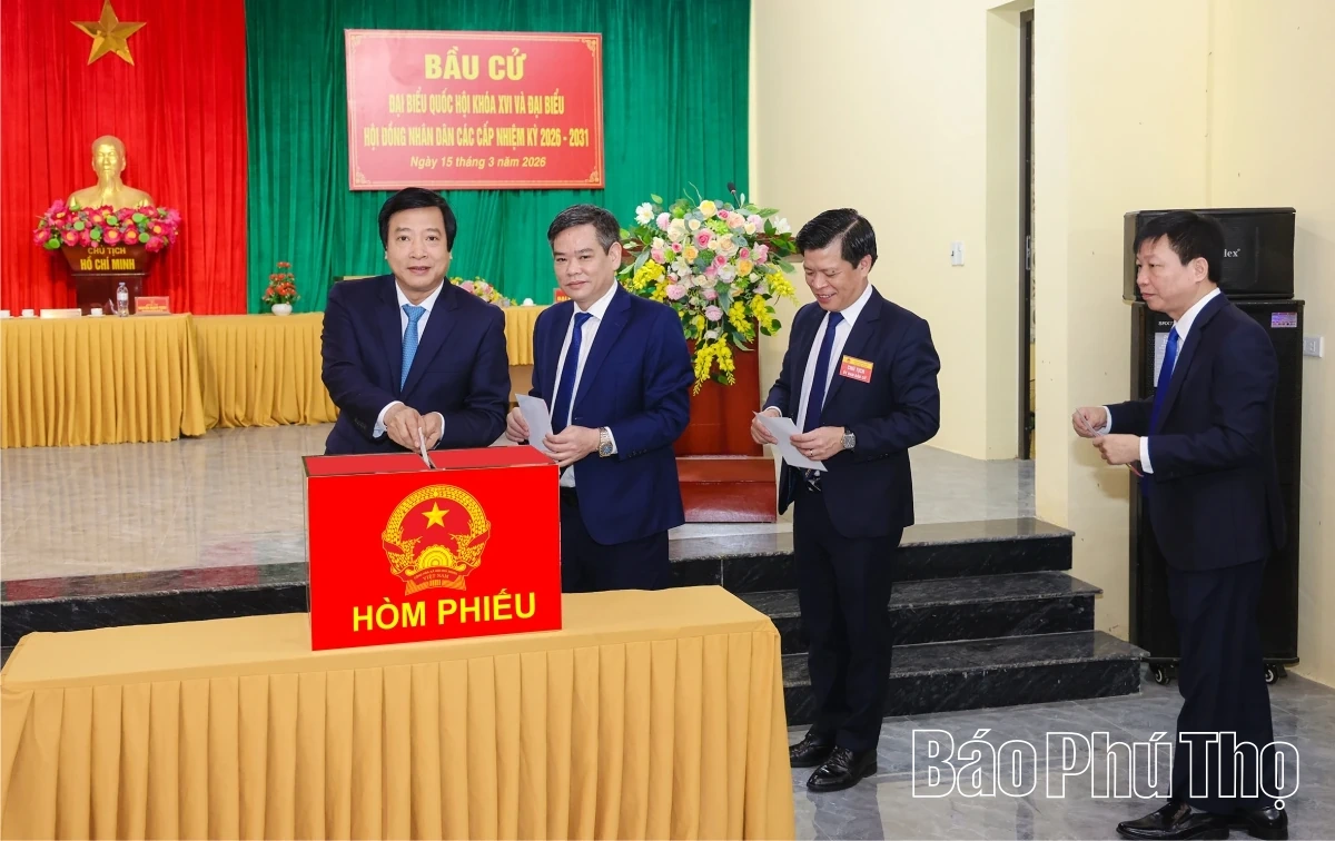 Phó Bí thư Tỉnh ủy Nguyễn Mạnh Sơn dự khai mạc và tham gia bỏ phiếu tại khu vực bỏ phiếu số 1, xã Lâm Thao