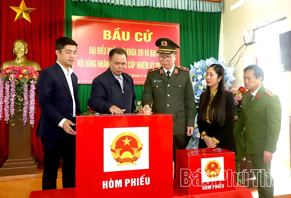 Kiểm tra công tác bầu cử tại các xã Thanh Ba và Quảng Yên