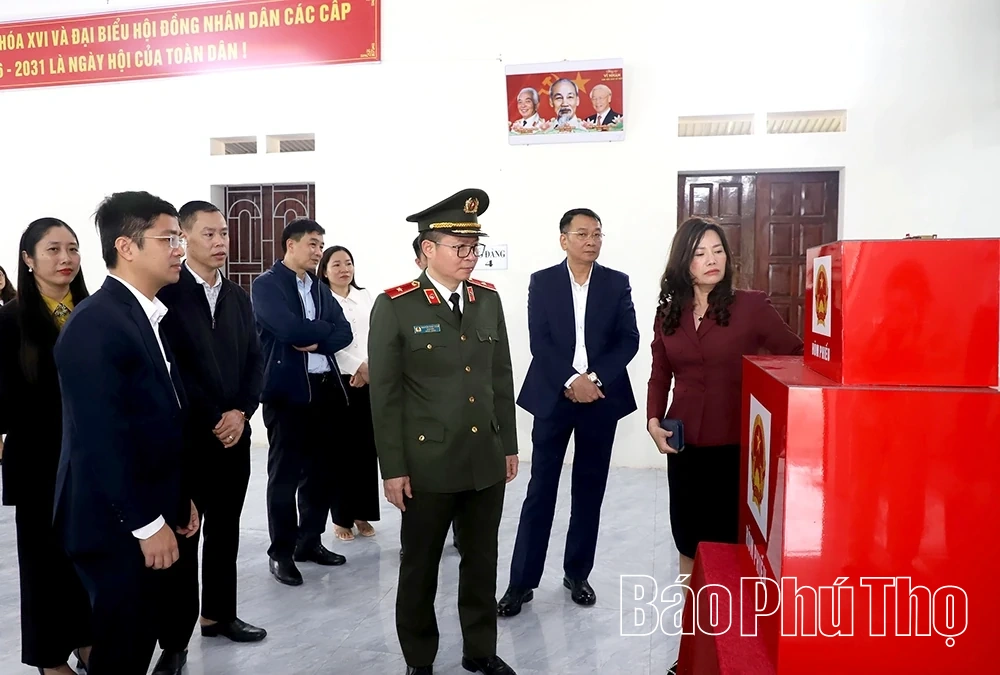 Kiểm tra công tác bầu cử tại các xã Thanh Ba và Quảng Yên