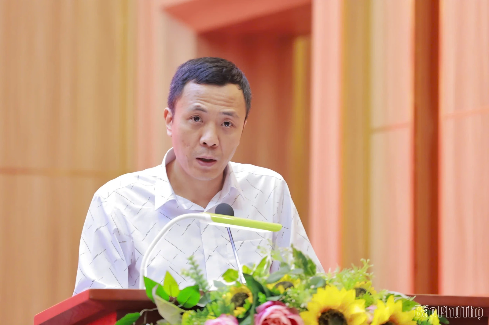 Phó Bí thư Tỉnh ủy Nguyễn Mạnh Sơn và các ứng cử viên đại biểu HĐND tỉnh tiếp xúc cử tri