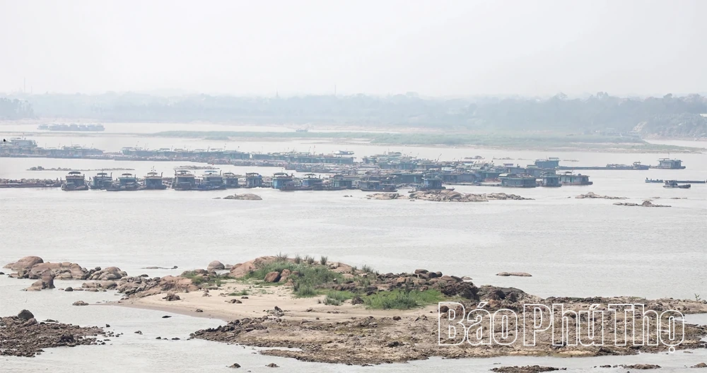 Sông Hồng trơ đáy, vận tải gặp khó khăn