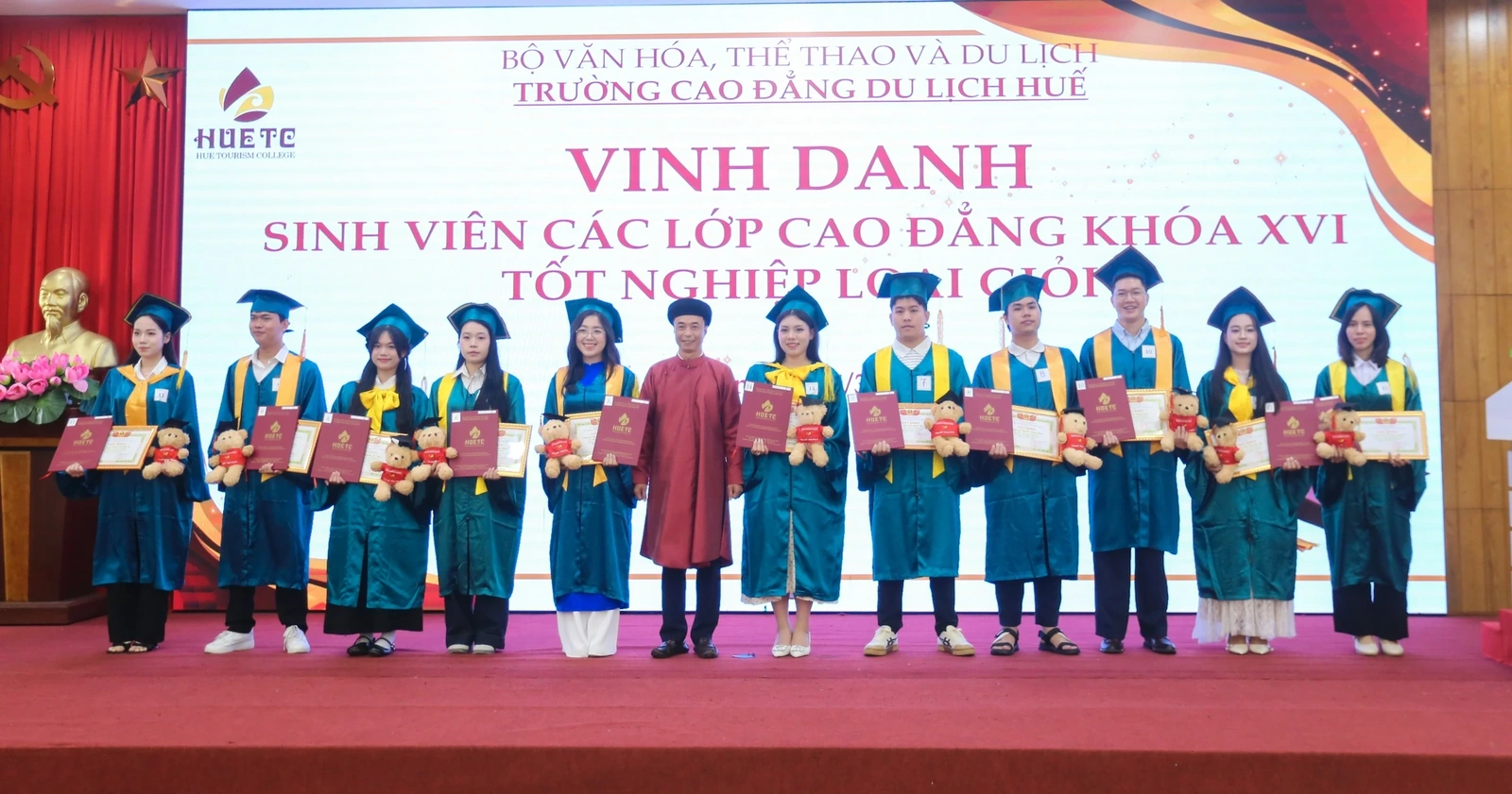 Một trường chỉ hơn 100 sinh viên tốt nghiệp nhưng có đến 4.400 cơ hội việc làm