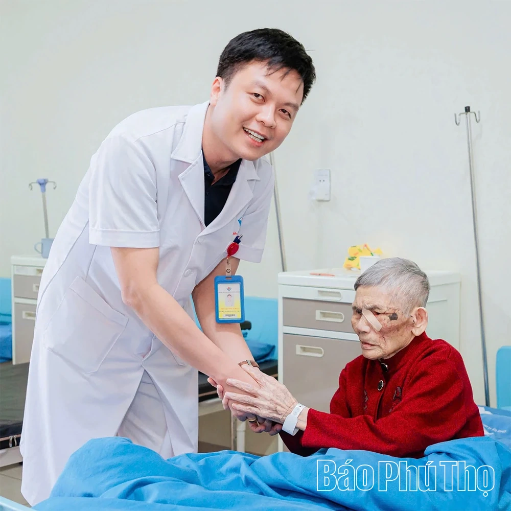 Phẫu thuật thành công khối u khổng lồ vỡ loét vùng mặt cho cụ bà 101 tuổi