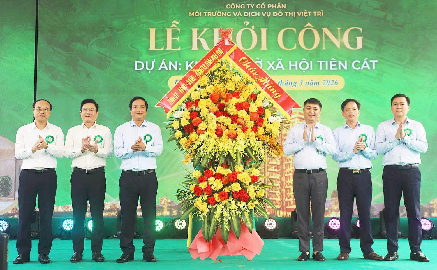 các đồng chi lãnh đạo tỉnh chúc mừng