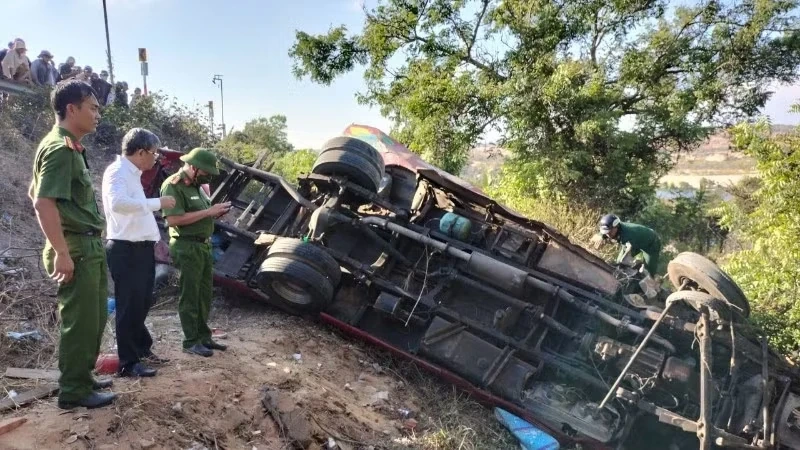 Lâm Đồng: Xe khách lao xuống vực đường gần hồ Bàu Trắng, 4 người chết