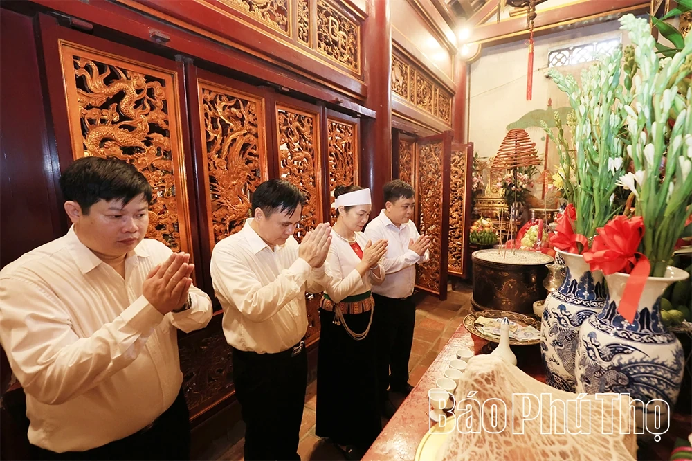 Đoàn đại biểu các xã Thịnh Minh, Lạc Lương, Pà Cò dâng hương tưởng niệm các Vua Hùng