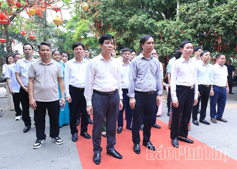 Đoàn đại biểu các xã Thịnh Minh, Lạc Lương, Pà Cò dâng hương tưởng niệm các Vua Hùng