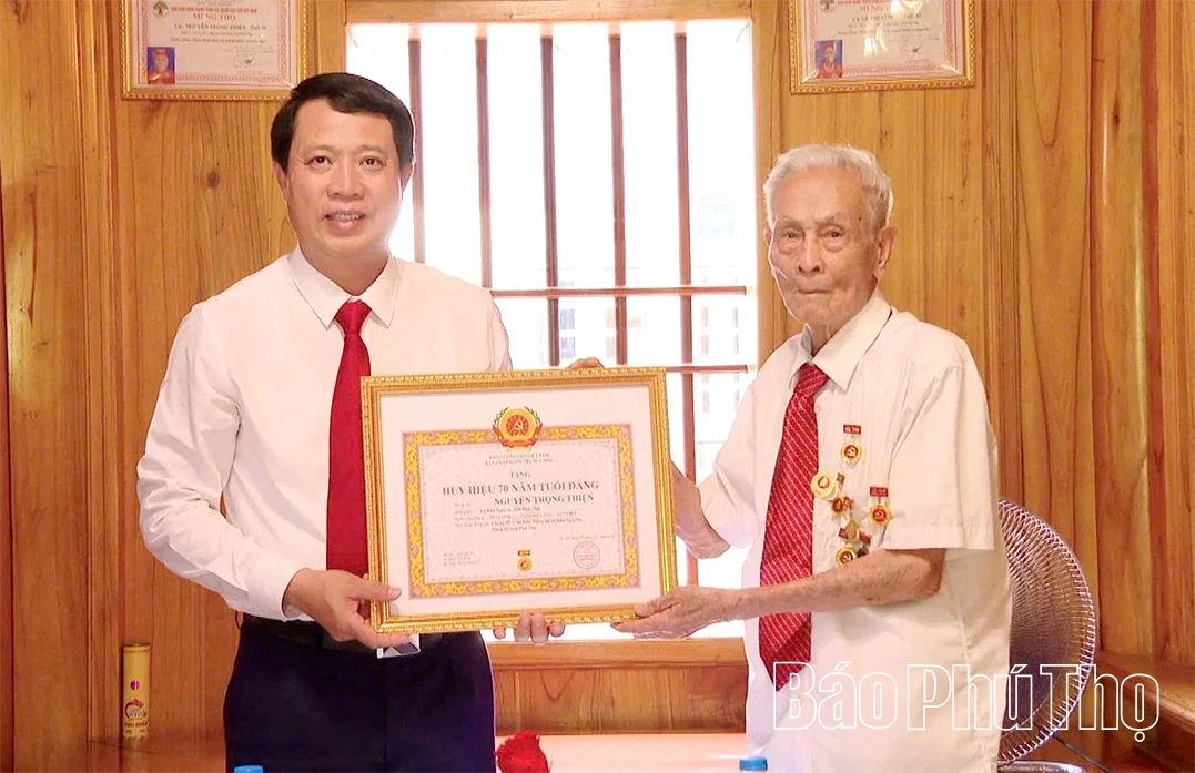 Trao Huy hiệu 70 năm tuổi Đảng tại xã Bản Nguyên