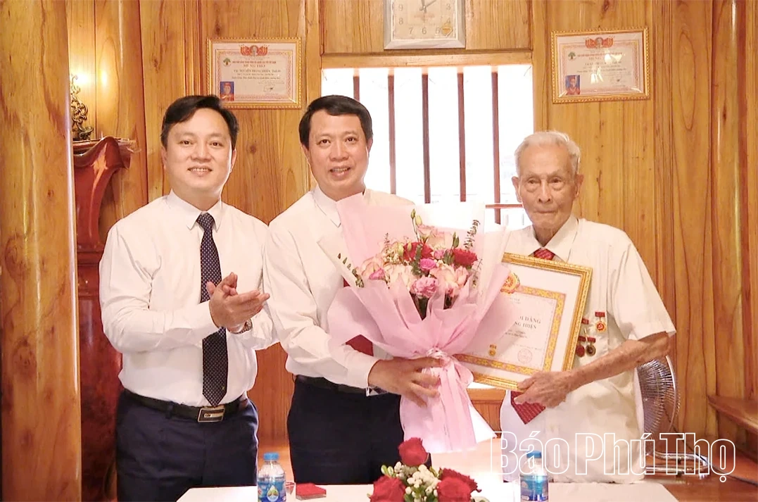 Trao Huy hiệu 70 năm tuổi Đảng tại xã Bản Nguyên