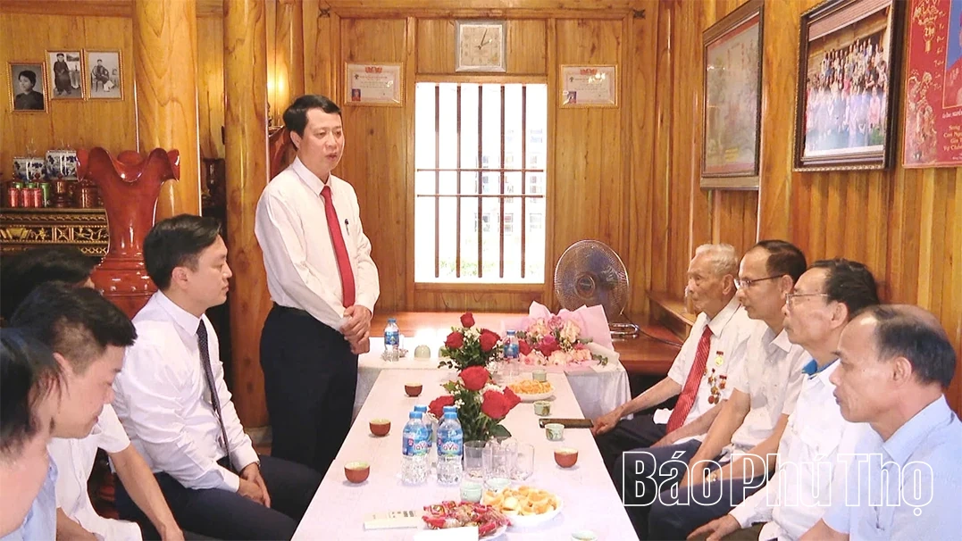 Trao Huy hiệu 70 năm tuổi Đảng tại xã Bản Nguyên