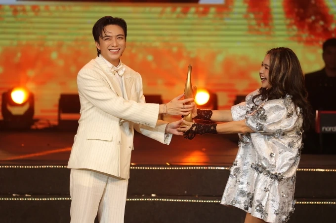 Hòa Minzy, Soobin là Ca sĩ của năm