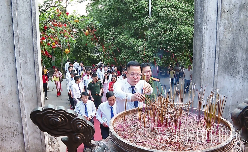 Phường Việt Trì dâng hương tưởng niệm các Vua Hùng