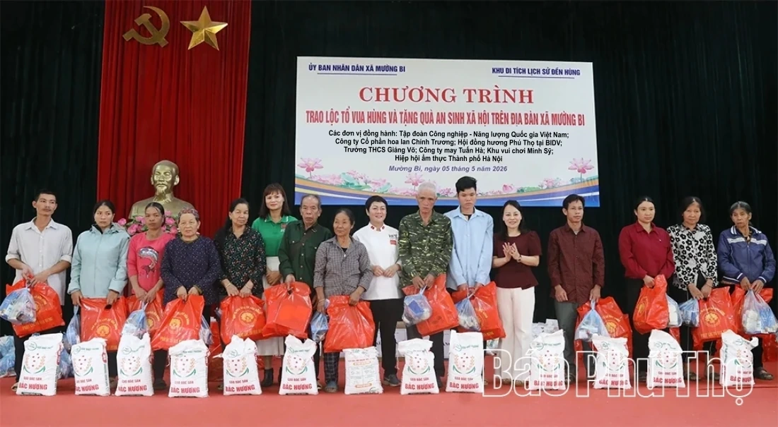 Ấm tình “Lộc Tổ Vua Hùng” đến với người dân xã Mường Bi
