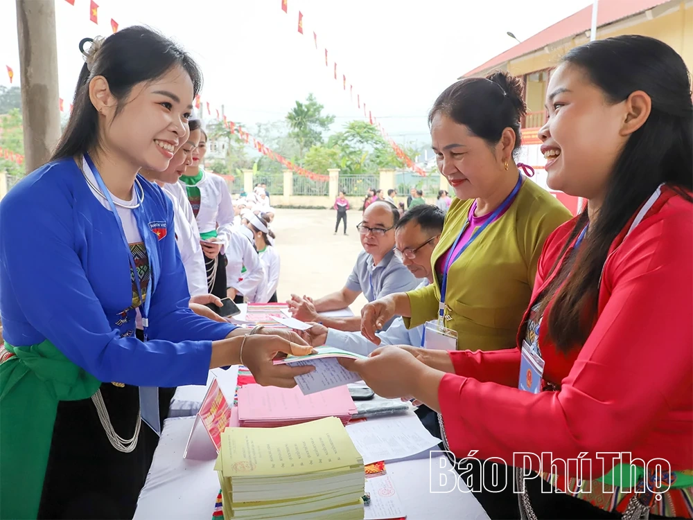 Từ bổ sung nhân lực đến nâng cao chất lượng cán bộ cơ sở