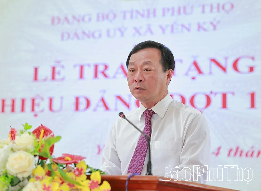 Trao Huy hiệu Đảng cho 21 đảng viên xã Yên Kỳ