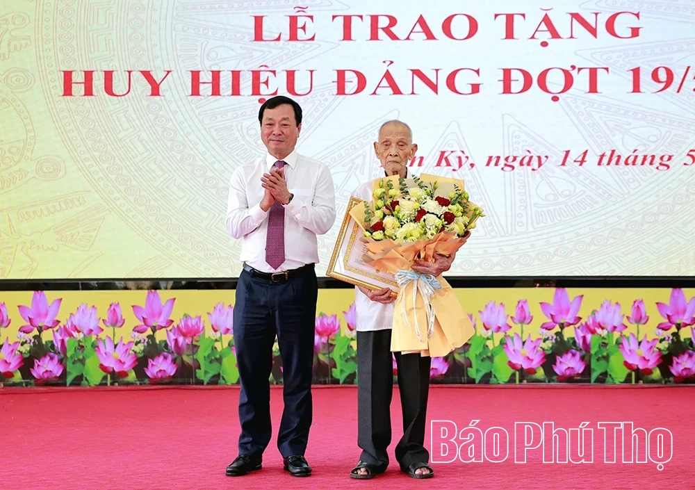 Trao Huy hiệu Đảng cho 21 đảng viên xã Yên Kỳ