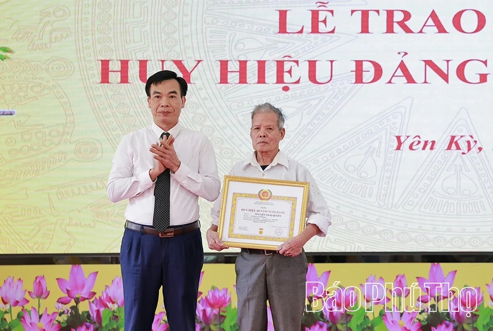 Trao Huy hiệu Đảng cho 21 đảng viên xã Yên Kỳ