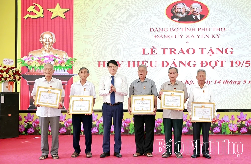 Trao Huy hiệu Đảng cho 21 đảng viên xã Yên Kỳ