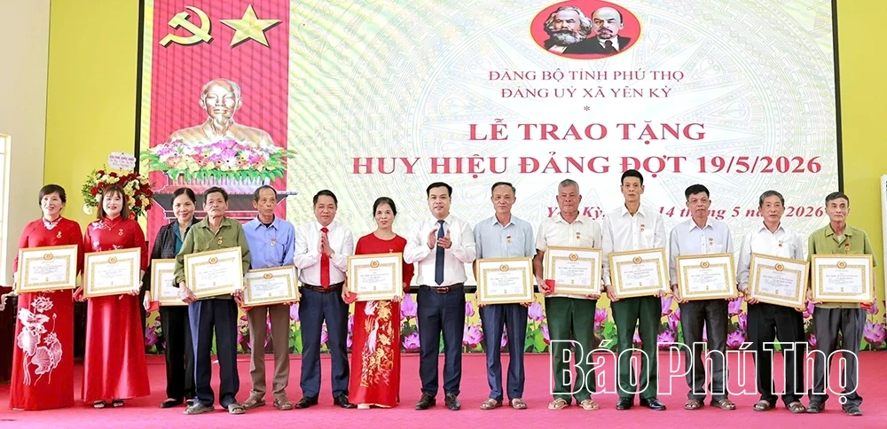 Trao Huy hiệu Đảng cho 21 đảng viên xã Yên Kỳ