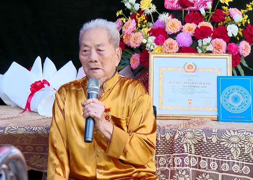 Phó Bí thư Tỉnh ủy Nguyễn Mạnh Sơn trao Huy hiệu 80 năm tuổi Đảng tại xã Hiền Quan