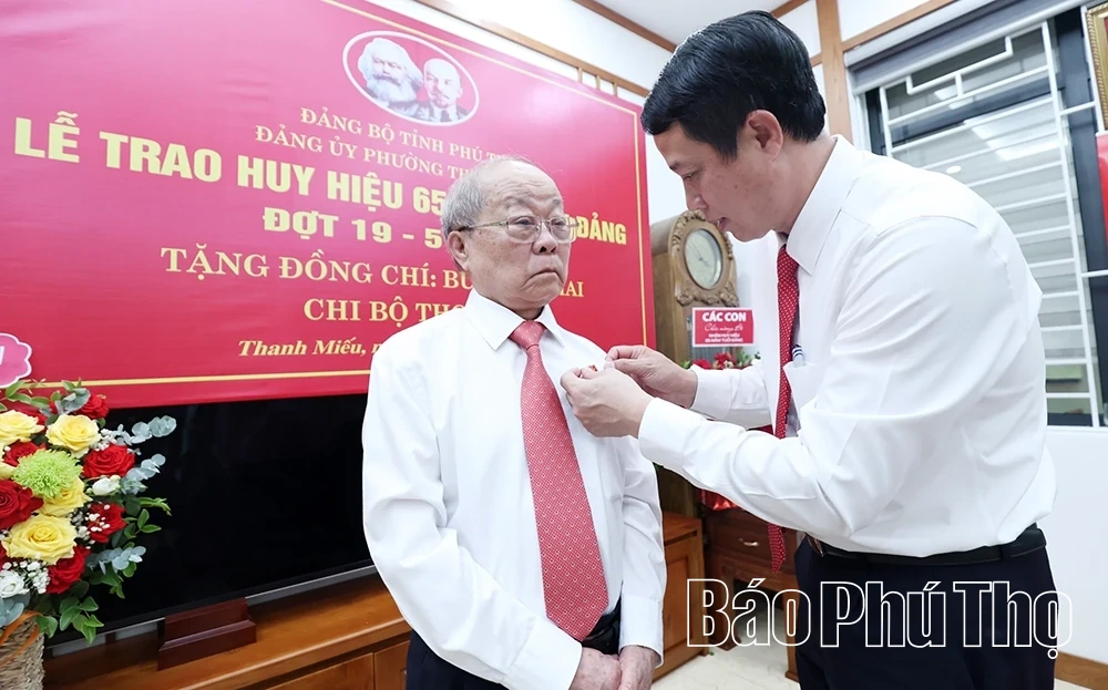 Trao tặng Huy hiệu 65 năm tuổi Đảng cho đảng viên Đảng bộ phường Thanh Miếu