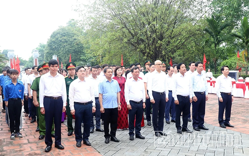 Lãnh đạo tỉnh dâng hương kỷ niệm 136 năm ngày sinh Chủ tịch Hồ Chí Minh