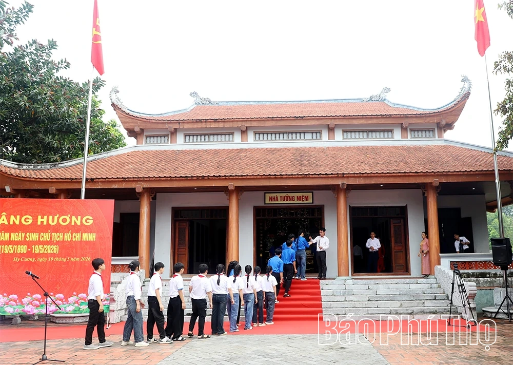 Lãnh đạo tỉnh dâng hương kỷ niệm 136 năm ngày sinh Chủ tịch Hồ Chí Minh