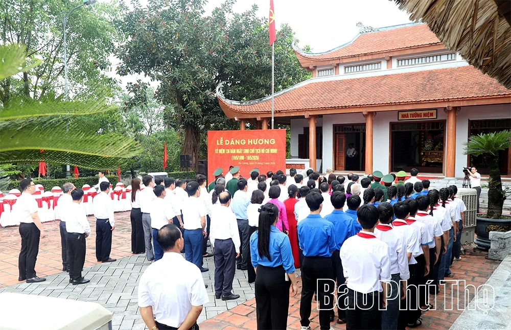 Lãnh đạo tỉnh dâng hương kỷ niệm 136 năm ngày sinh Chủ tịch Hồ Chí Minh