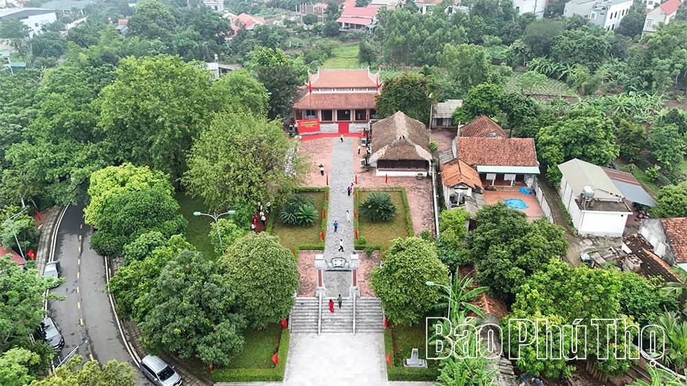 Lãnh đạo tỉnh dâng hương kỷ niệm 136 năm ngày sinh Chủ tịch Hồ Chí Minh