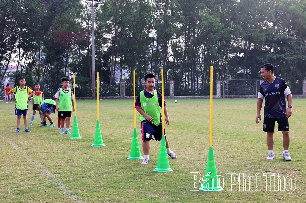 Ươm mầm năng khiếu bóng đá