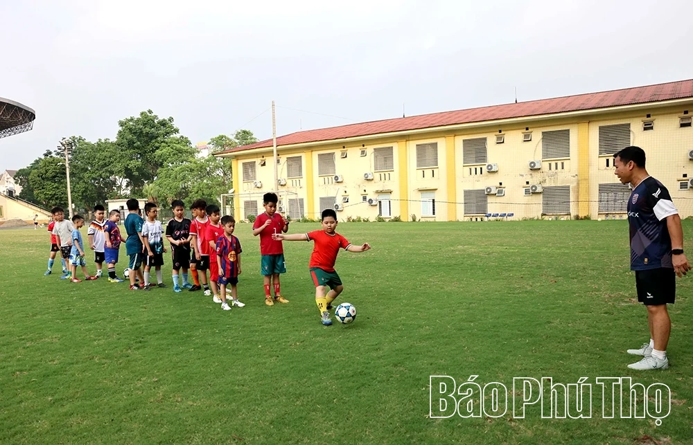 Ươm mầm năng khiếu bóng đá