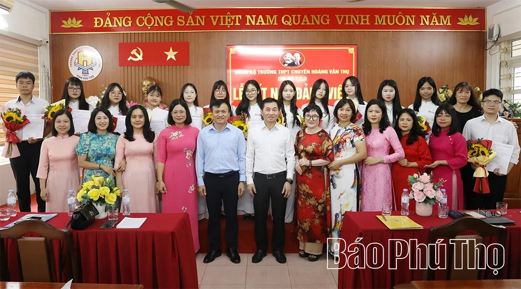 Kết nạp Đảng cho 21 học sinh Trường THPT Chuyên Hoàng Văn Thụ