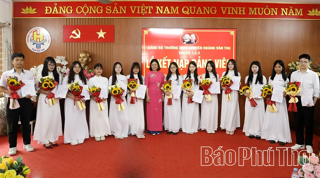 Kết nạp Đảng cho 21 học sinh Trường THPT Chuyên Hoàng Văn Thụ