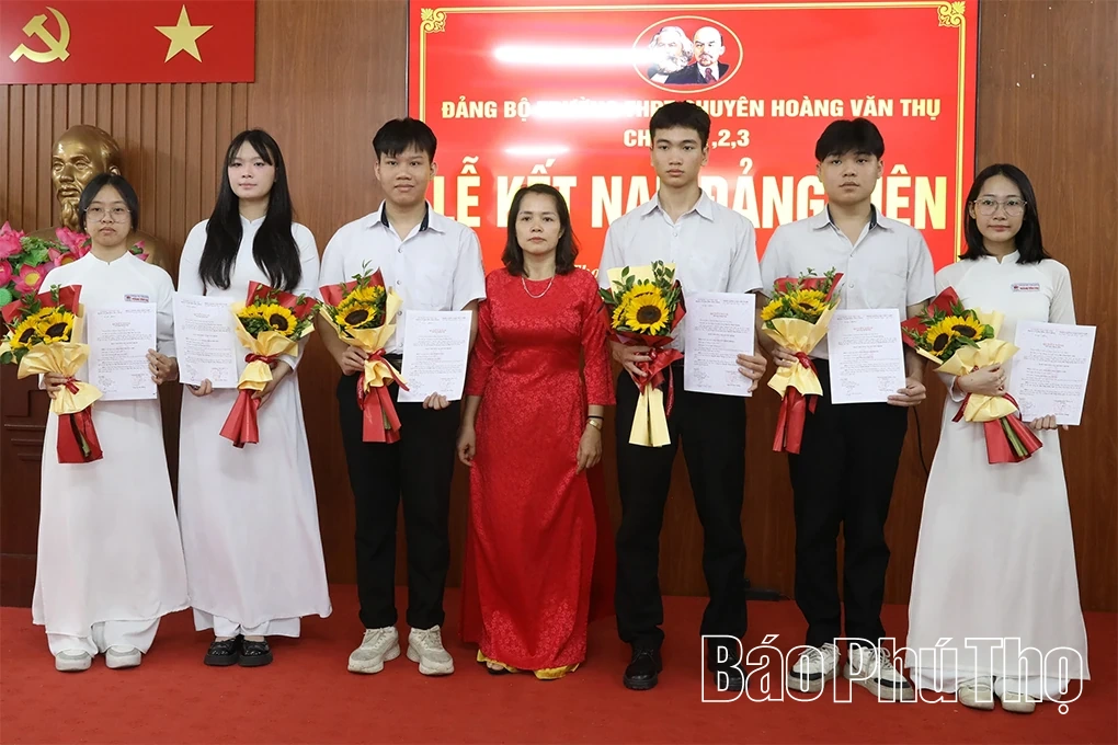 Kết nạp Đảng cho 21 học sinh Trường THPT Chuyên Hoàng Văn Thụ