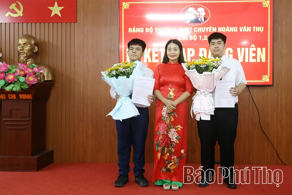 Kết nạp Đảng cho 21 học sinh Trường THPT Chuyên Hoàng Văn Thụ