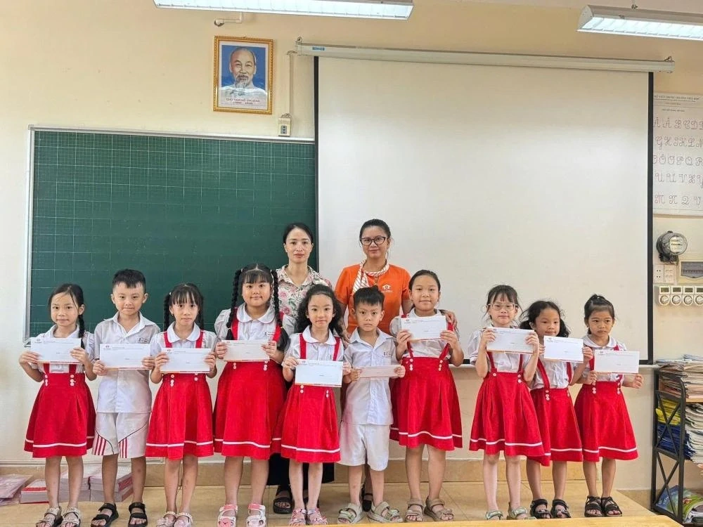 Hệ thống Anh ngữ Quốc tế Edu World đồng hành cùng nhiều trường học trao học bổng cho học sinh xuất sắc