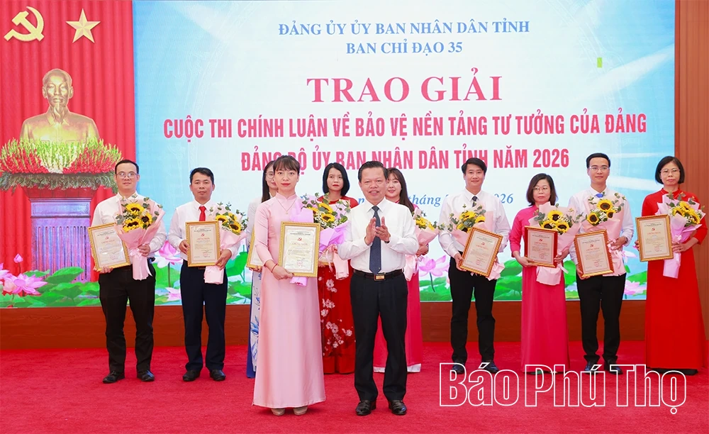 Đảng ủy UBND tỉnh trao giải Cuộc thi chính luận về bảo vệ nền tảng tư tưởng của Đảng năm 2026