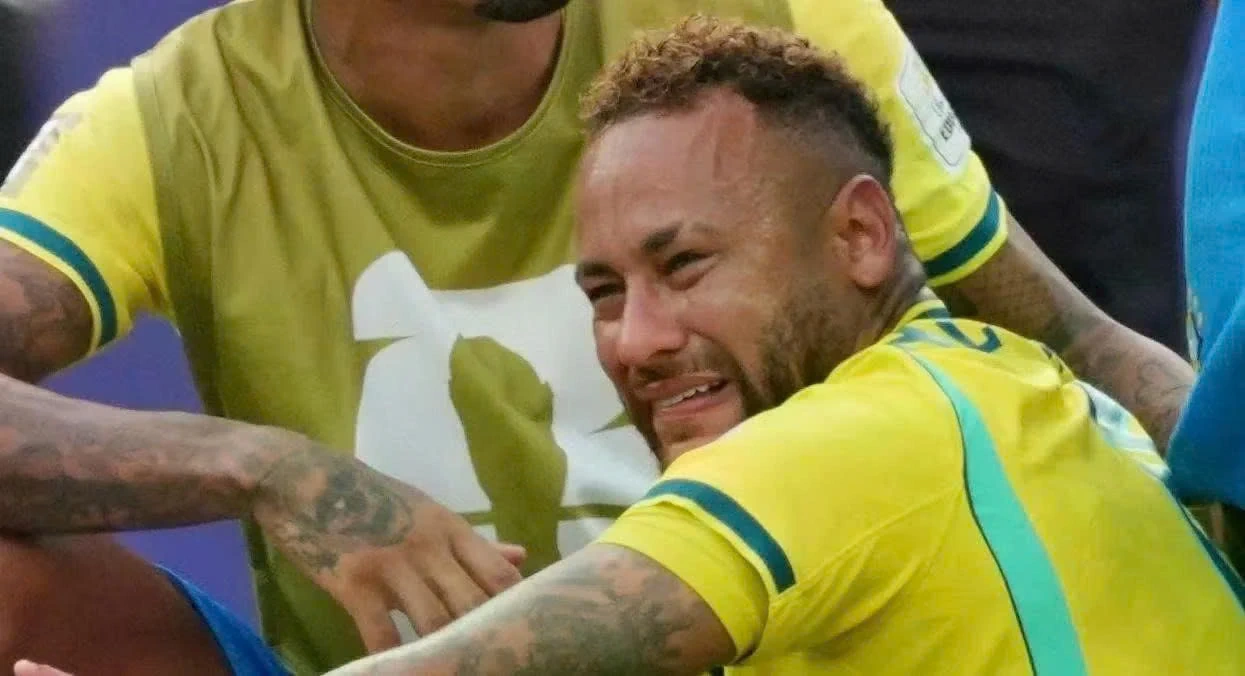 Ảnh Neymar gục ngã gây bão toàn cầu