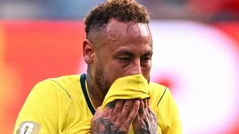 Ảnh Neymar gục ngã gây bão toàn cầu
