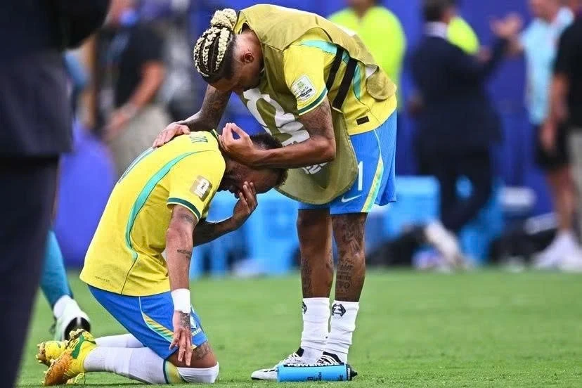 Ảnh Neymar gục ngã gây bão toàn cầu