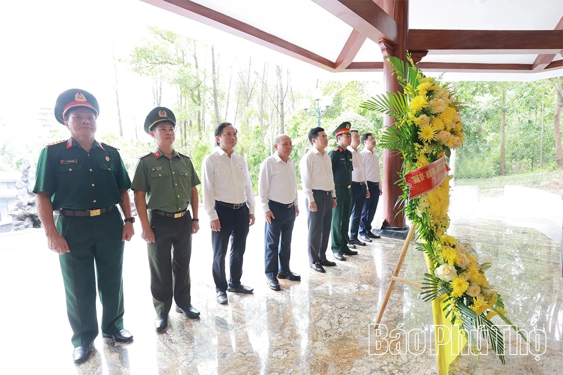 Đoàn đại biểu tỉnh Phú Thọ dâng hương tại Khu di tích Ngã ba Đồng Lộc