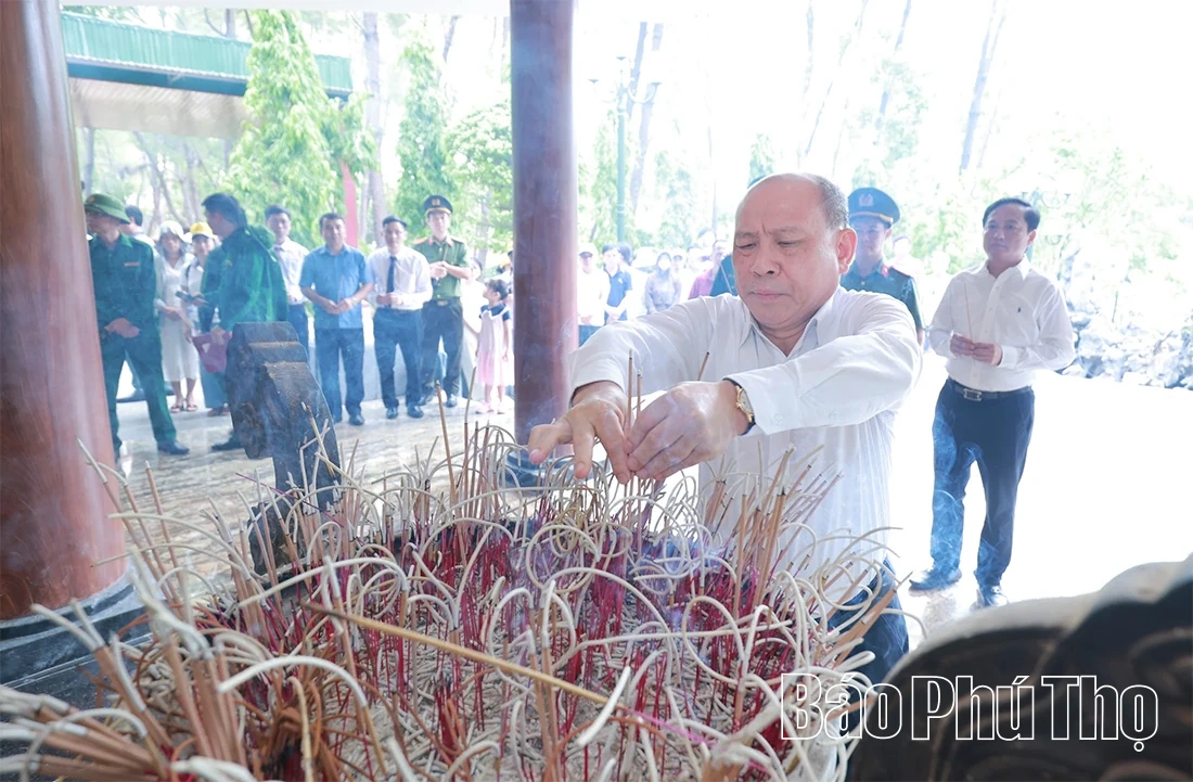 Đoàn đại biểu tỉnh Phú Thọ dâng hương tại Khu di tích Ngã ba Đồng Lộc