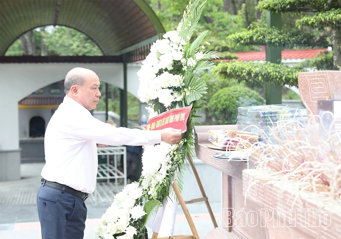 Đoàn đại biểu tỉnh Phú Thọ dâng hương tại Khu di tích Ngã ba Đồng Lộc