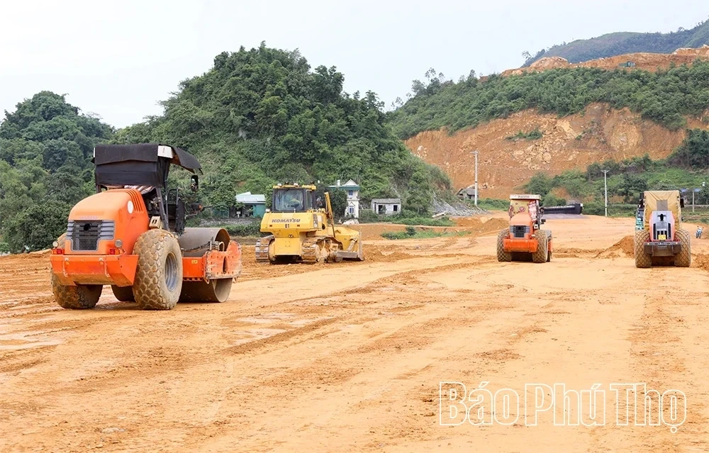 Provincial Chairman Tran Duy Dong Inspects Progress of Hoa Binh–Moc Chau Expressway Project